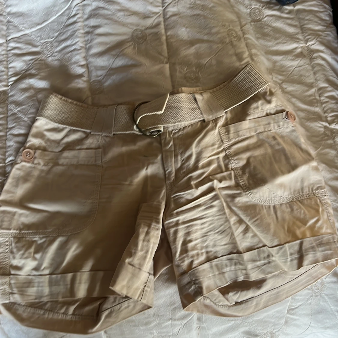 Beiga shorts med bred resårmidja från ONLY