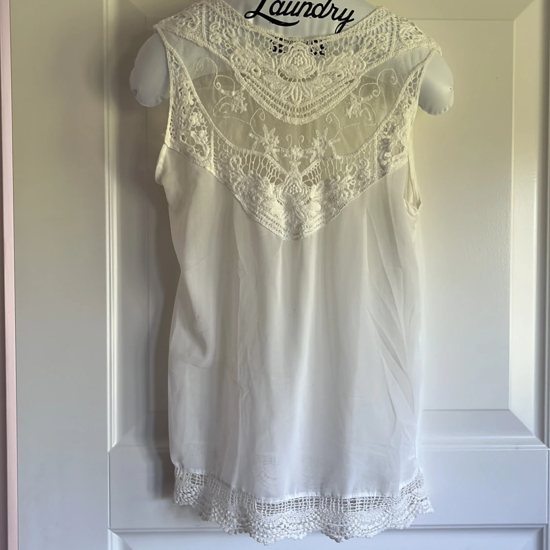 Vit ärmlös klänning med spetsdetaljer