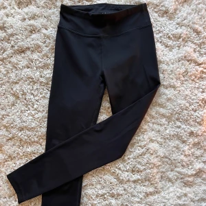 Snygga svarta tränings tights  - Tränings tight från soc/stadium. Storlek 134/140. 💜