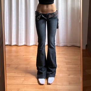 Lågmidjade bootcut jeans - Vintage från M.Rachel med lapp kvar! Tyvärr försmå. Skärp ingår💓midja 36 innerben 81 jae 165