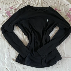 Svart långärmad tröja från Ralph Lauren - Svart långärmad tröja från Ralph Lauren.Tröjan har en rund halsringning och perfekt för en stilren och enkel look.🤍🌸🌷