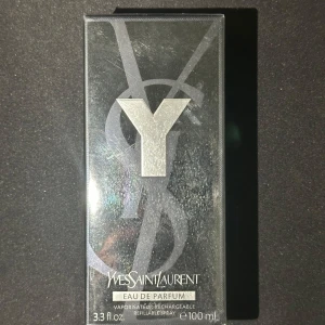 Y Eau de Parfum från Yves Saint Laurent 100 ml - Y Eau de Parfum från Yves Saint Laurent är en maskulin parfym i en elegant svart och silverfärgad förpackning. Flaskan rymmer 100 ml och är en påfyllningsbar spray. Doften är modern och fräsch, perfekt för dig som gillar exklusiva parfymer.