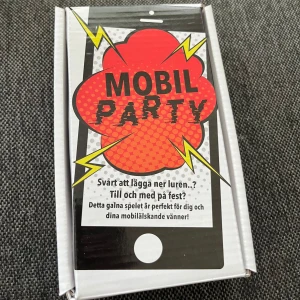 Mobil Party - Sällskapsspel med mobiltema. Perfekt för mobilälskande kompisgäng som vill ha kul tillsammans. Kommer i en liten, smidig ask med färgglad design.