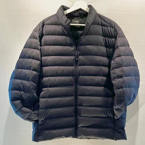 Dunjacka - Tja. Säljer en fet dunjacka från uniqlo. Jackan är i marinblå färg och är i storlek XL. Jackan kan även passa L. Jackan är praktiskt taget ny och har inga tecken på användning. Nypriset ligger på cirka 1000kr och säljs nu för 249kr💪 Jackan är perfekt under vår/höst tider men passar även perfekt under en kylig sommar kväll. Vid frågor så får ni gärna höra av er🤝