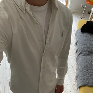 Ralph lauren skjorta - Säljer nu denna feta Ralph lauren skjortan i riktigt bra skick, perfekt nu till sommaren. Storlek: S. Nypris: 1799kr. Mitt pris: 429kr. Priset kan förhandlas vid snabb affär! Skriv vid frågor eller för fler bilder! 🤩