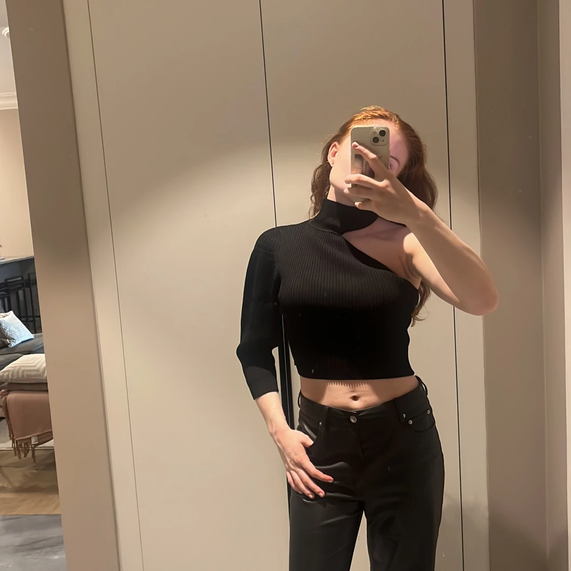 Svart oneshoulder croppad topp