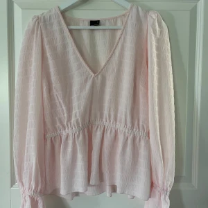 Ljusrosa blus med v-ringning från Gina Tricot -  ljusrosa blus från Gina Tricot                                           Storlek M