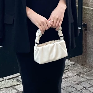 Vit väska - Vit flätad väska från Mango.