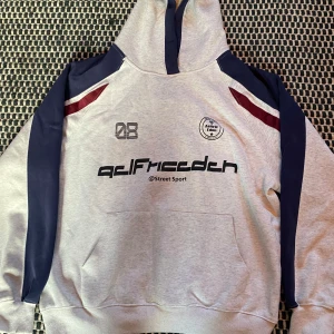 Grå och marinblå hoodie med tryck från aelfric eden  - Storlek smal, knappt använd.