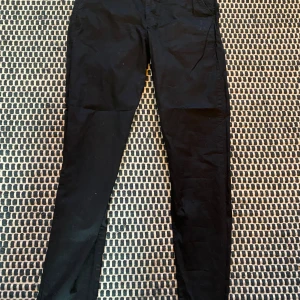 Svarta chinos  från Tommy Hilfiger - Bra skick. Storlek 16/176