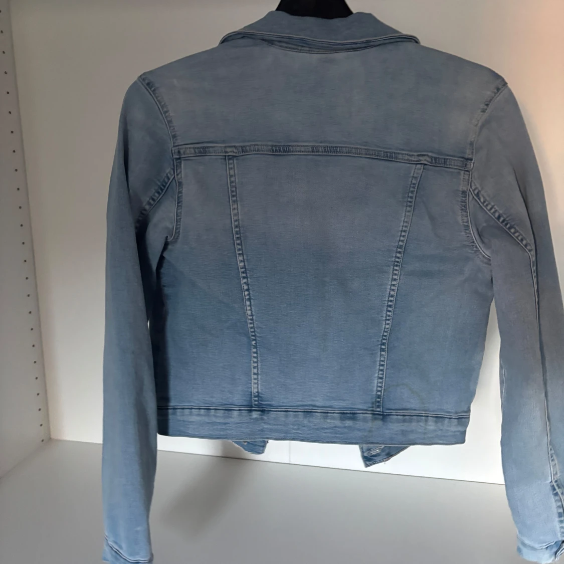 Ljusblå jeansjacka med knappar - 1