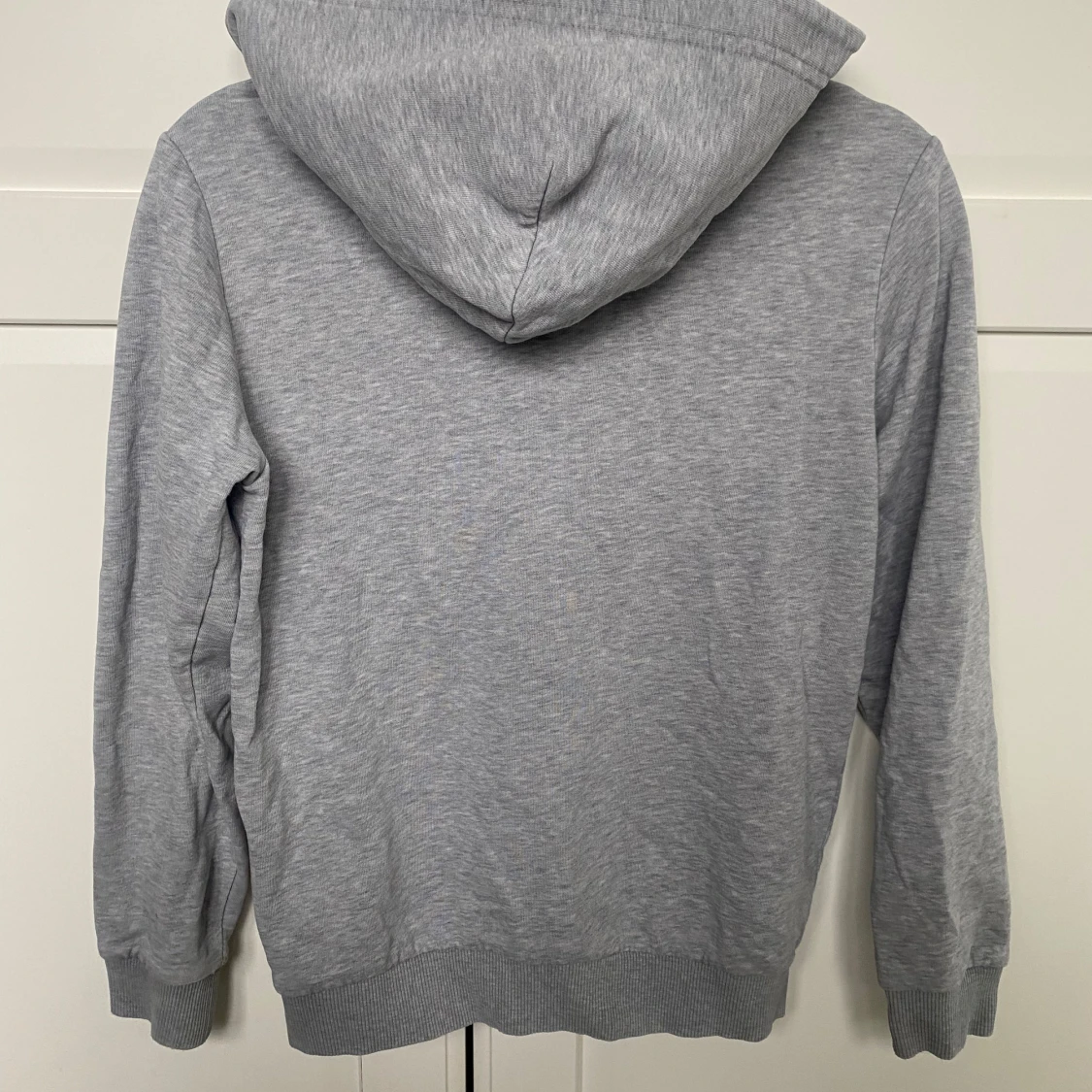 Grå hoodie från Peak Performance - 1