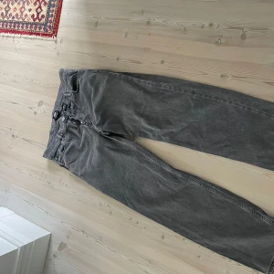 Grå jeansbyxor från SWEET SKTBS - Säljer ett par grå jeansbyxor från SWEET SKTBS. Klassisk femficksmodell med dragkedja och raka ben. Perfekta för dig som gillar en enkel och stilren look.