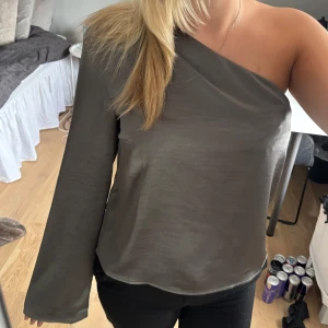 Off-shoulder topp - Intressekoll på denna så fina tröja från Gina!!