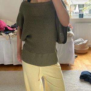 Grön virkad tröja - En olivgrön virkad tröja med lite längre ärmar och som sitter åt tightare längst ner! Står stl 40/42 men funkar bra från storlek 36🌼