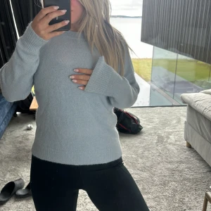 Stickad tröja  - Stickad blå tröja i storlek xs-s frön msch 