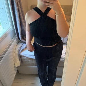🖤Svart croppad topp - ❤️‍🔥❤️‍🔥Säljer en svart croppad topp med breda korsade axelband och ribbad struktur. Toppen har en tight passform och är ärmlös, perfekt som festtopp till sommaren❤️‍🔥❤️‍🔥