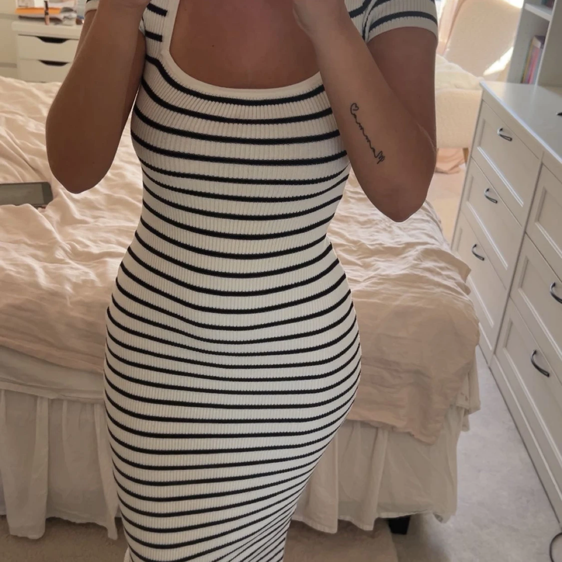 Randig ribbad klänning med kort ärm - 1