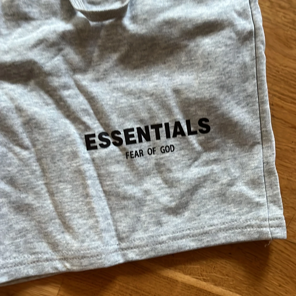 Grå shorts från Essentials  - 1
