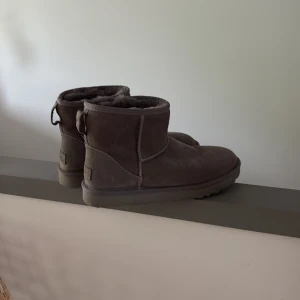 Gråa UGG boots  - Extremt bra skick, använd påriktigt ca 3 gånger. Fräscha o inga spår av användning. Storlek 41. 