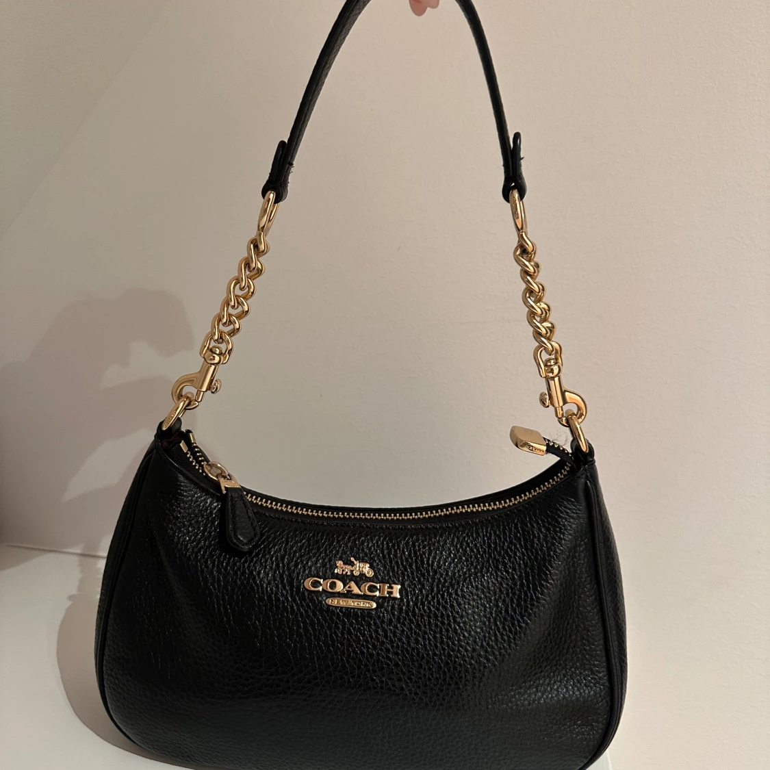 Svart handväska från Coach med guldkedja - 1