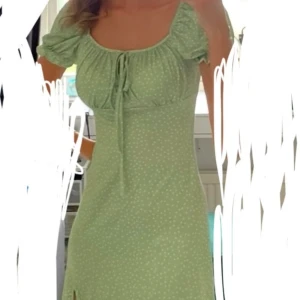 Ljusgrön prickig klänning  - Snygg ljusgrön pricking klänning. I storlek XS, endast använd en gång. Perfekt till midsommar. 