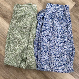 2-pack Blommiga långkjolar med slits - Säljer blommiga långkjolar, Kjolarna har en flowy passform och är perfekt för vår och sommar. Materialet är lätt och tunt men ej genomskinligt, dom har en diskret dragkedja på sidan, båda i storlekarna xs 