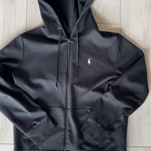 Zip hoodie från Ralph Lauren - Riktigt skön zip hoodie från Ralph Lauren som är ganska tunn som är perfekt nu under sommarn och hösten, inga skador, storlek M