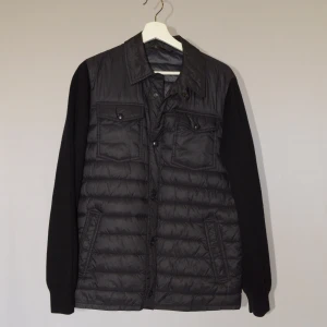 Massimo Dutti Cardigan - MASSIMO DUTTI CARDIGAN  Storlek : M  Passform : Normal  Användning : Jackan är i väldigt fint skick utan defekter  Nypris : Cirka 2200SEK