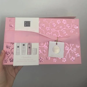 Rituals gift set S - HELT NY, ALDRIG ANVÄND. Ord pris. 299. Innehåller: duschskum 50ml, kroppskräm 70ml, kroppsmouse 50ml, doftljus 25g