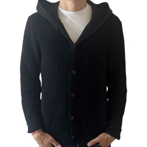 Less Worries - cardigan  - Less Worries cardigan. En trevlig navy blue cardigan som passar med det mesta. Tröjan är i otroligt schysst skick, 9/10 och är i princip ny. Priset är inte hugget i sten så tveka inte på att höra av er! 
