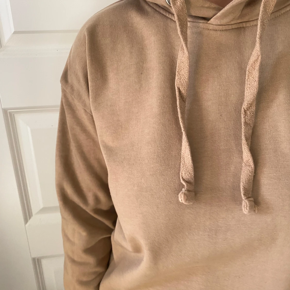 Beige hoodie med huva och snörning - 1