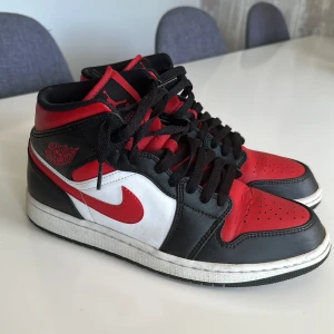 Nike Air Jordan 1 Black/Red - Säljer mina snygga äkta Jordan 1 sneakers i klassisk svart, röd och vit färg då jag inte använder dom längre. Skorna är nått år gamla men jag har tagit väl hand om dom. 