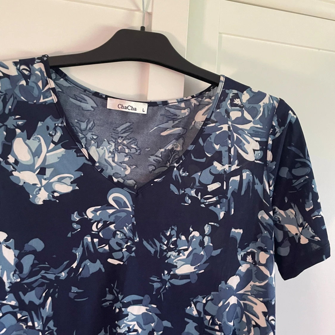 Blommig topp från ChaCha i blått - 1