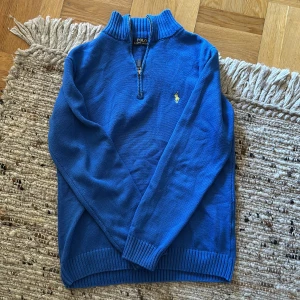 Polo Ralf Lauren half zip - Säljer för att det är för liten för mig (jag är 184). Använd två gånger i nyskick.