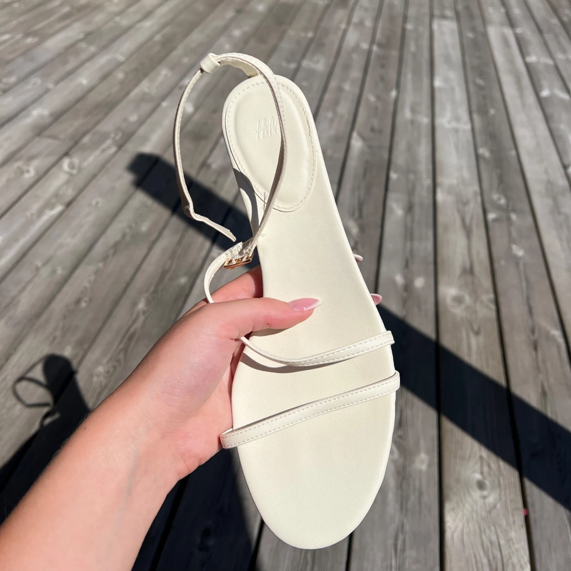 Krämvita sandaler från H&M - 1