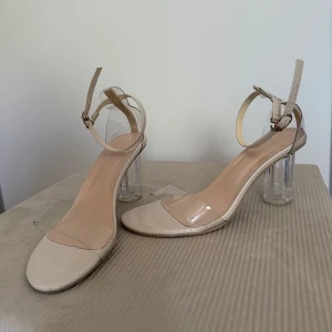 Klackskor  - Jättefina klackskor med genomskinlig klack. 