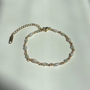 New Jade Bracelet - Detta armband är 16 cm långt och har en 6,5 cm förlängningskedja för justerbar passform. De är handgjorda med rostfri ståltråd och förlängningskedja i rostfritt stål – vilket gör dem både slitstarka och vattentåliga.