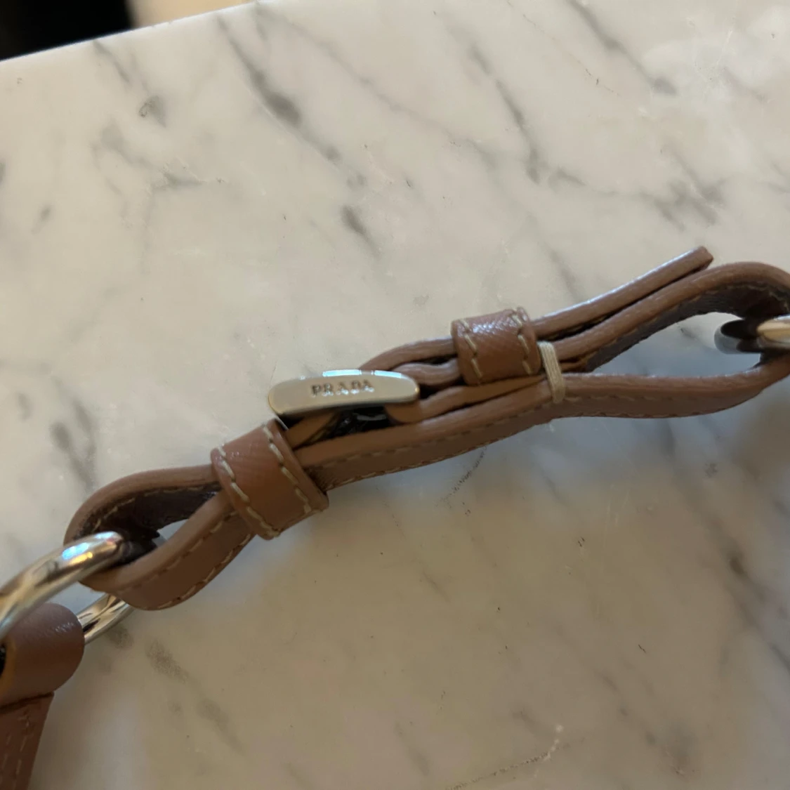 Beige axelväska från Prada med detaljer - 4