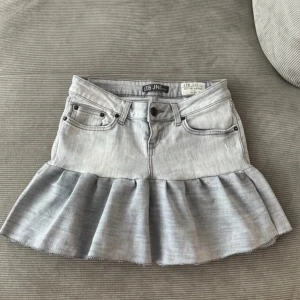 LTB lågmidjad kjol  - Säljer en lågmidjad jeanskjol från LTB med volanger, sytt själv och väldigt noga 🩶Midjemått 39 cm, längd fram 35 cm, längd bak 39 cm. 