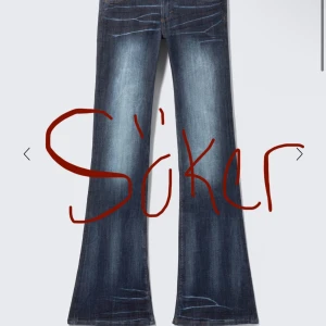 Mörkblå bootcut jeans - Jag söker dessa jeans från weekday i modellen Booty bei i storlek 28, 29 eller 30.