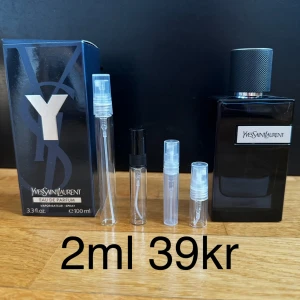 Y Eau de Parfum Yves Saint Laurent 2ml - Säljer Y Eau de Parfum från Yves Saint Laurent för herrar. Doften har aromatiska och träiga toner med inslag av kryddor, citrus och frukt. Priset står för 2ml, 2ml är ungefär 30st sprays. KOLLA PROFILEN OM DU VILL KÖPA SAMPELS. 2ml 39kr | 3ml 49kr | 5ml 69kr | 10ml 119kr | 