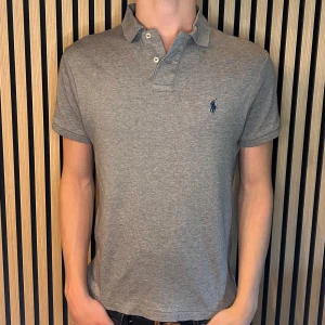 Ralph Lauren pike - Grå Ralph Lauren pike | Skick 9/10 | Hör gärna av dig vid minsta fundering😊