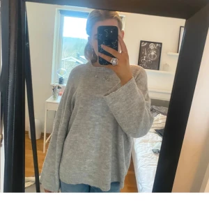 Grå stickad tröja  - (Lånade bilder) Mysig grå stickad tröja från 157 i storlek M. Tröjan har en loose passform med långa ärmar och rund halsringning. Perfekt för lager-på-lager och chill dagar. Enkel och stilren design som funkar till det mesta. Bra skick-nopprig 