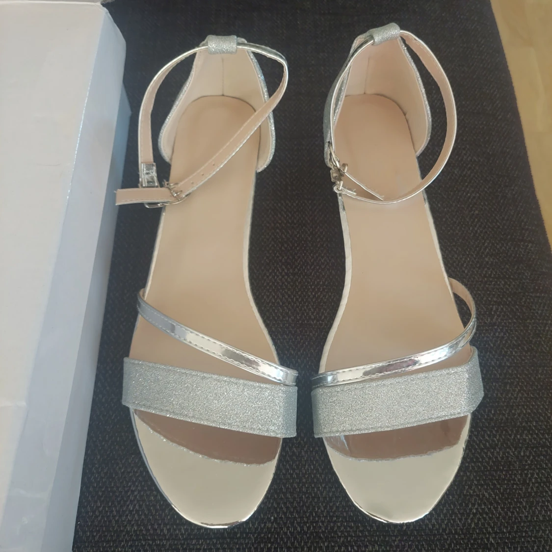 Nya glittriga silvriga sandaler med låg klack