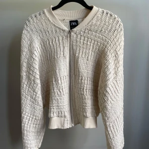 Beige stickad bomberjacka från Zara - Stickad kofta/bomberjacka i strl S, perfekt till sommaren💞Aldrig använd!