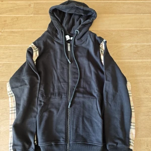 Burberry zip | strl. XL - Helt ny svart Burberry zip med mönster under armarna. Tts o bra kvalitet.