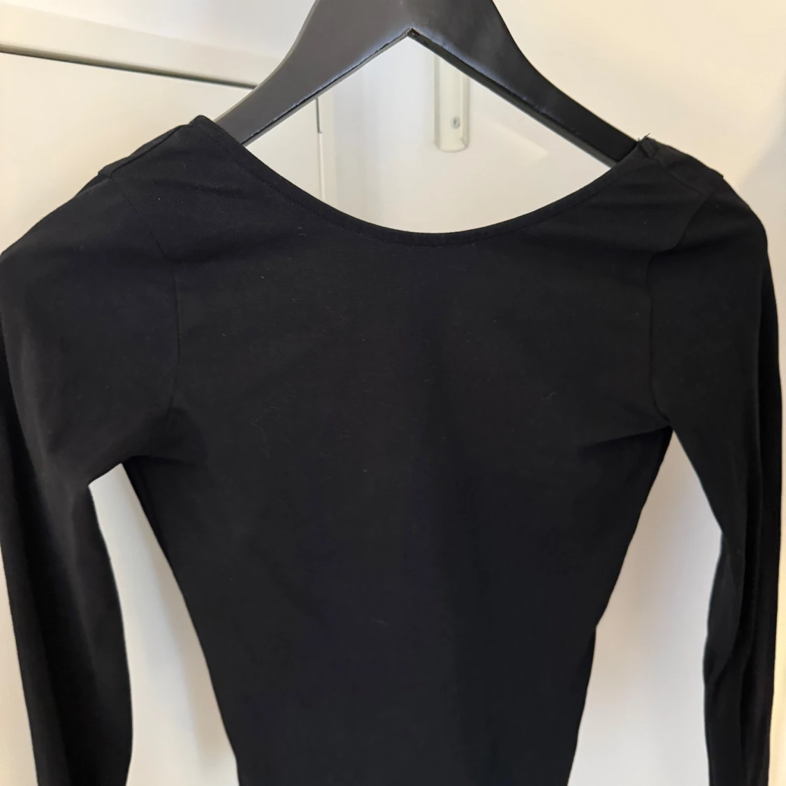 Svart långärmad topp med öppen rygg från Nelly 