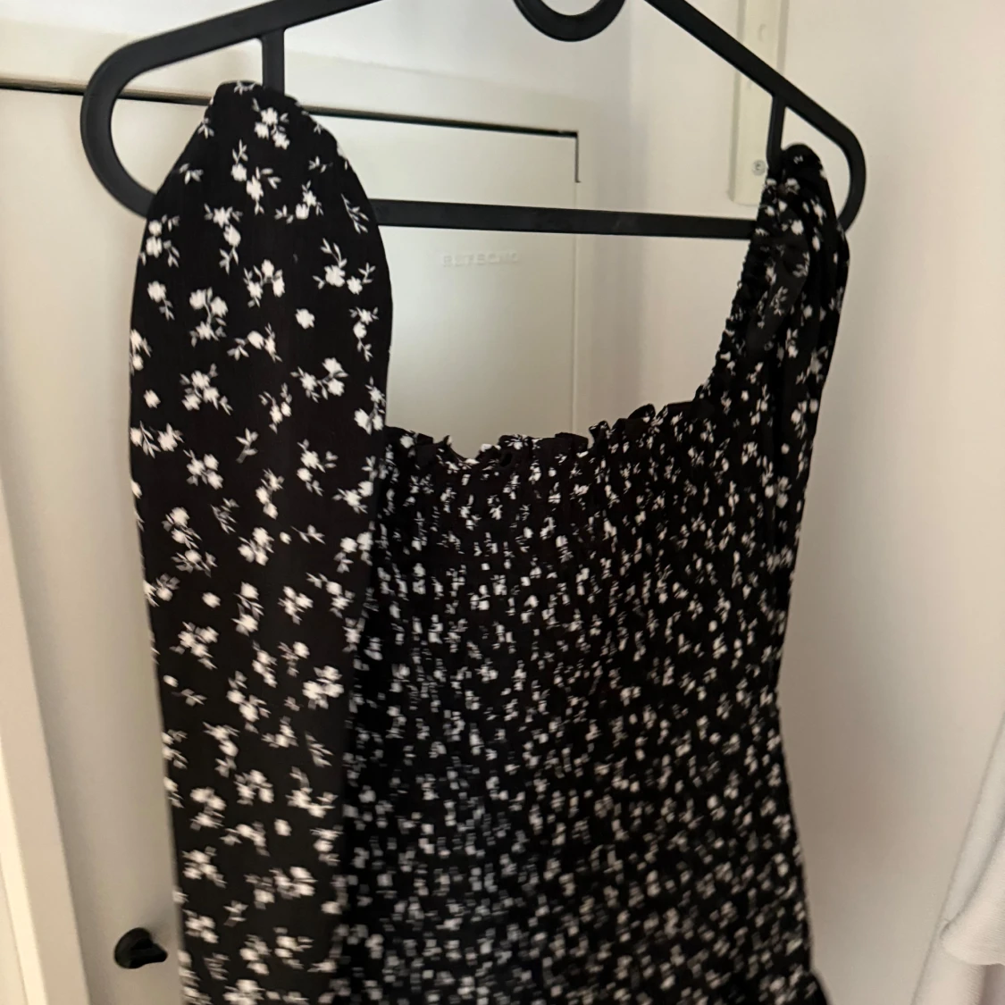 Svart blommig kortklänning med puffärm - 1