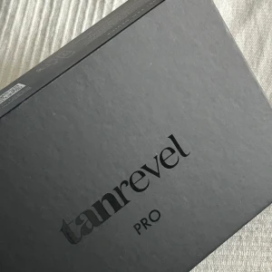 Tanrevel Pro brun utan sol kit - Tanrevel Pro är ett smidigt brun utan sol-kit med en svart, matt apparat och tillhörande Tanning Liquid. Perfekt för att få en jämn och naturlig solkysst look. Kommer i snygg svart förpackning med stilren design.